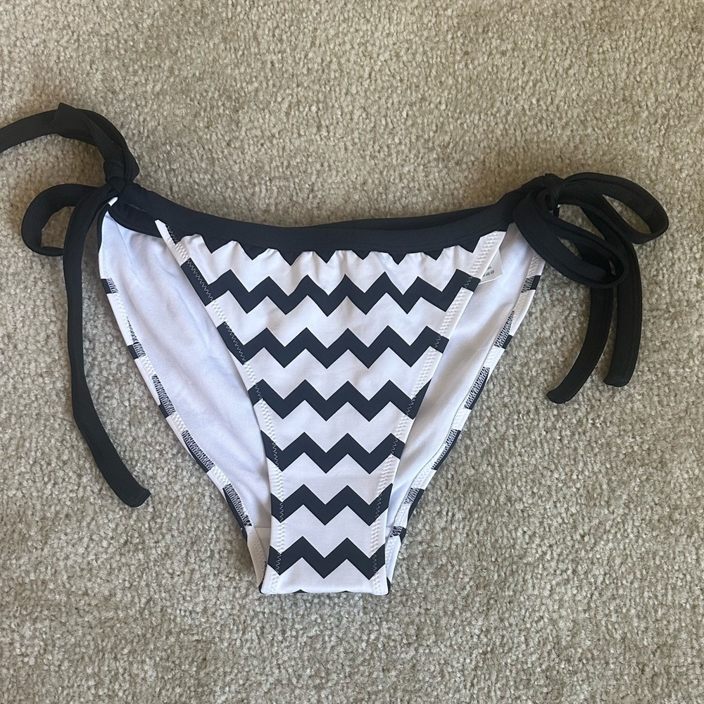 Sable 
Black and White Bikini Set - Picture 3 of 9